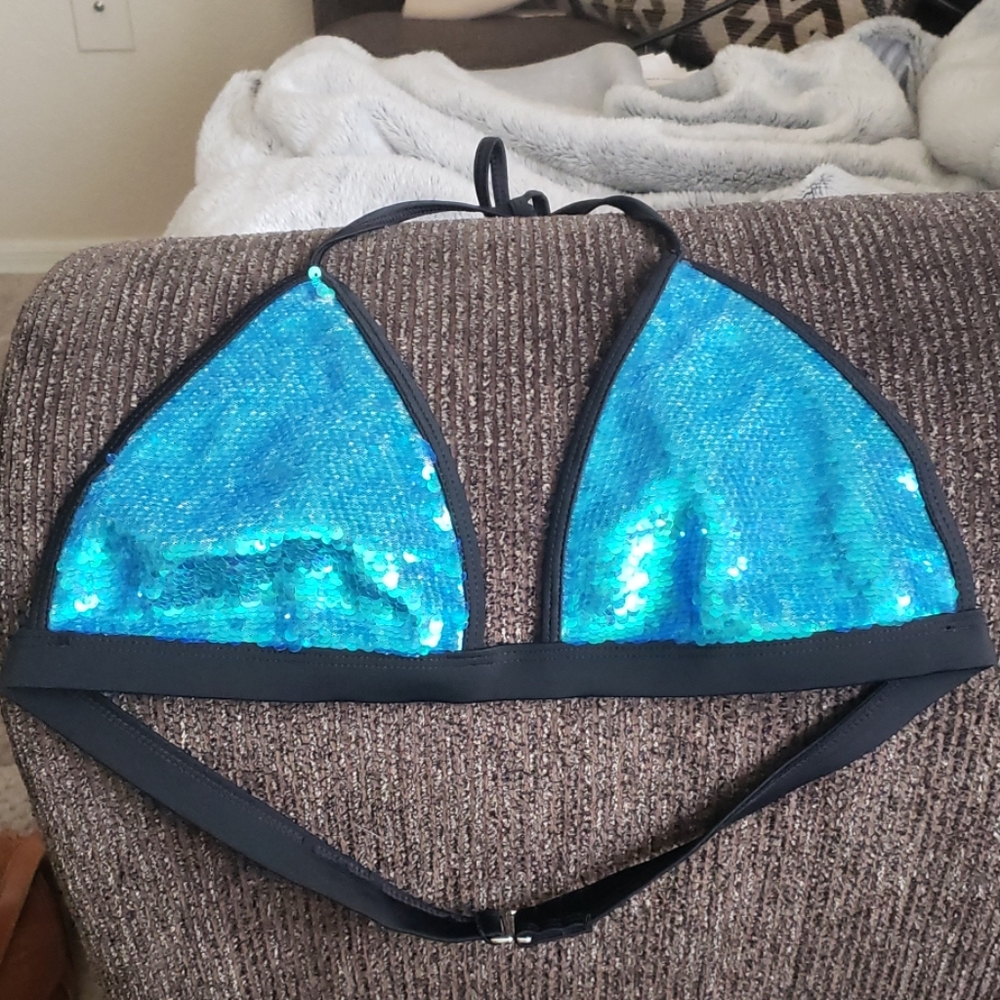 Bikini top.